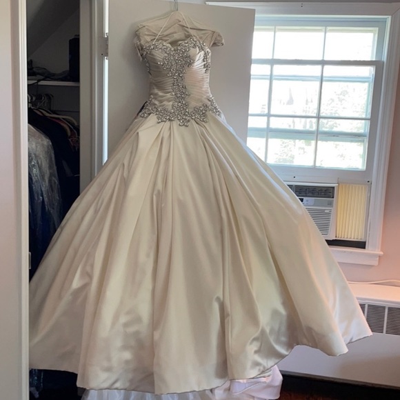 SOLD! Pnina Tornai Wedding Gown & Veil NWT Style 4019 - Picture 5 of 17